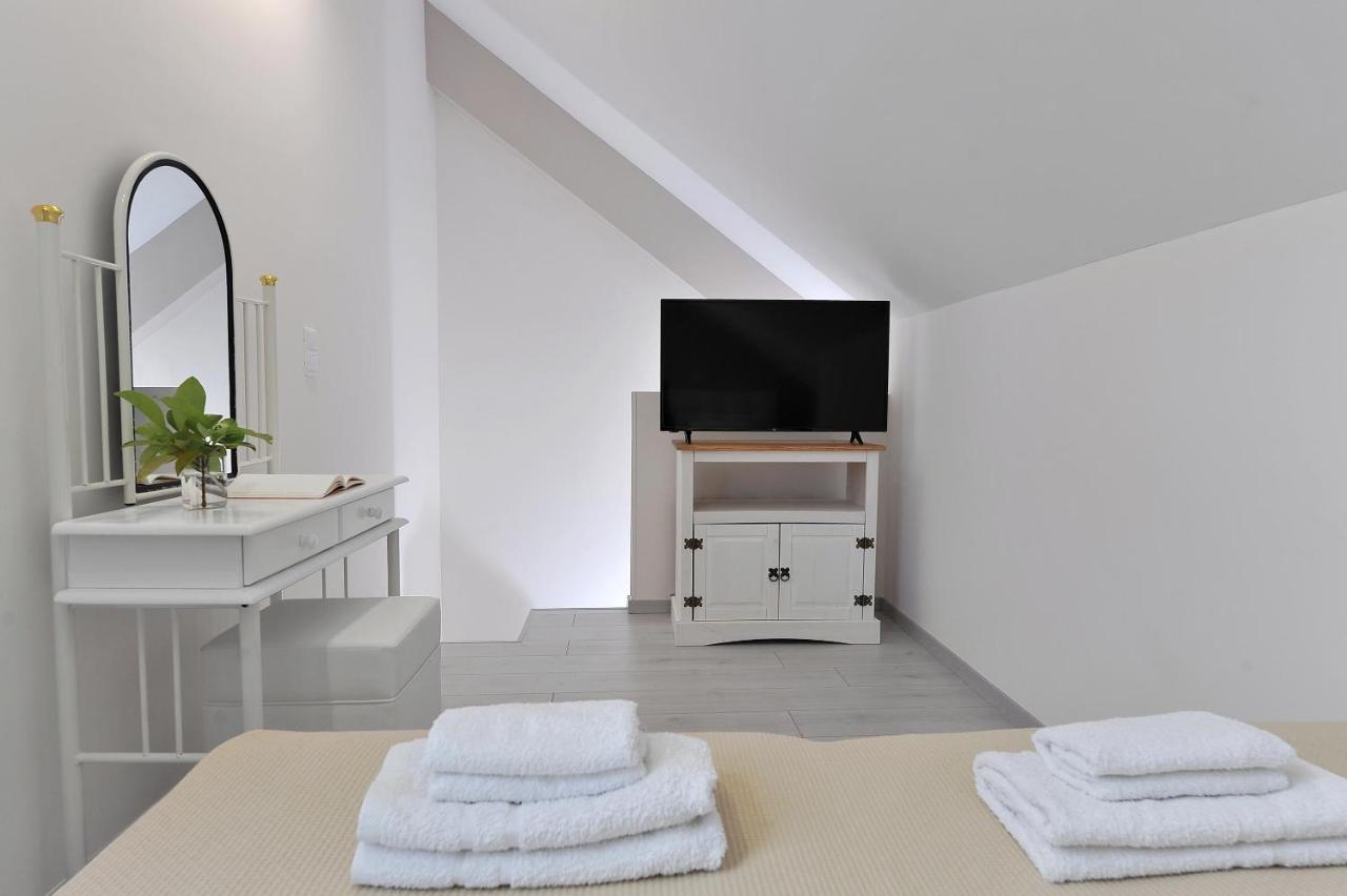 Alekos Luxury Suites Free 24H Transportation From - To Airport Ártemida Kültér fotó
